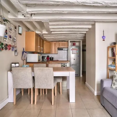 Superb 2 Bedroom Flat In Le Marais Neighborhood Paříž